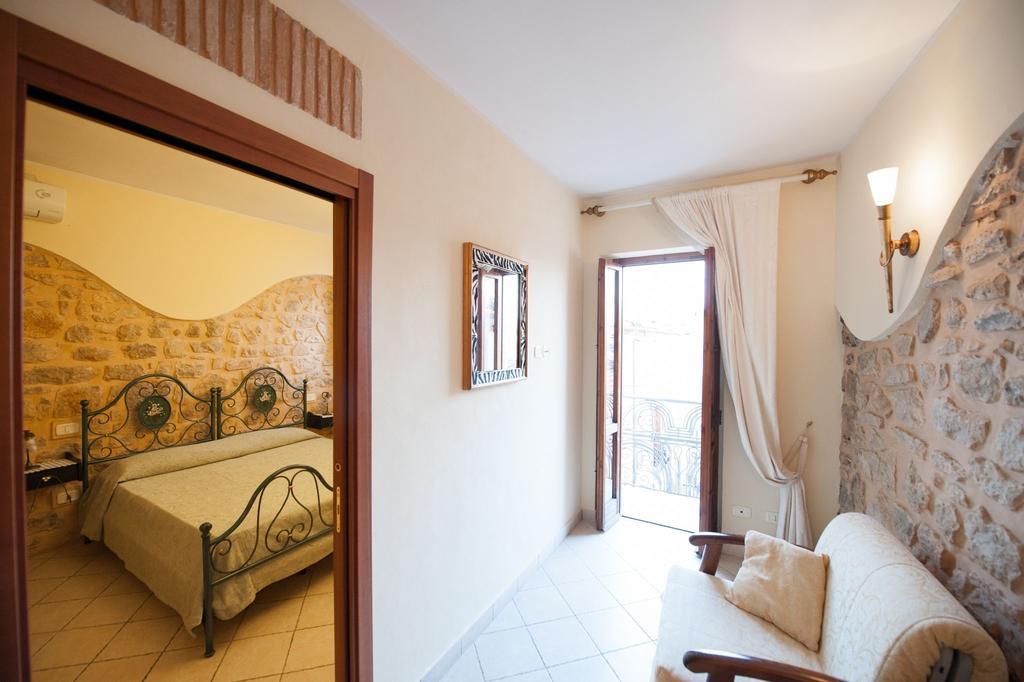 Bed And Breakfast Mblò Fondi Exterior foto