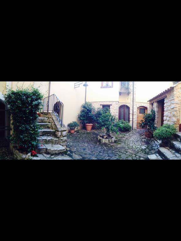 Bed And Breakfast Mblò Fondi Exterior foto